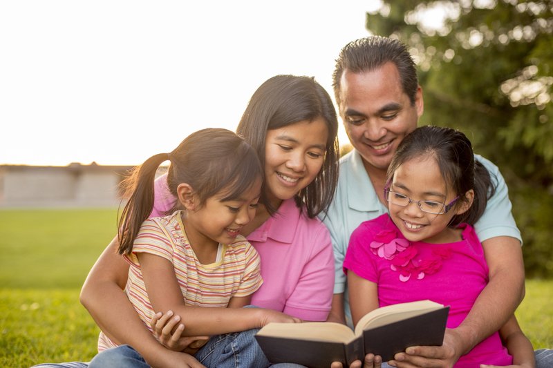 7 Heartwarming Family Christmas Traditions for Teaching Kids Faith in Christianity